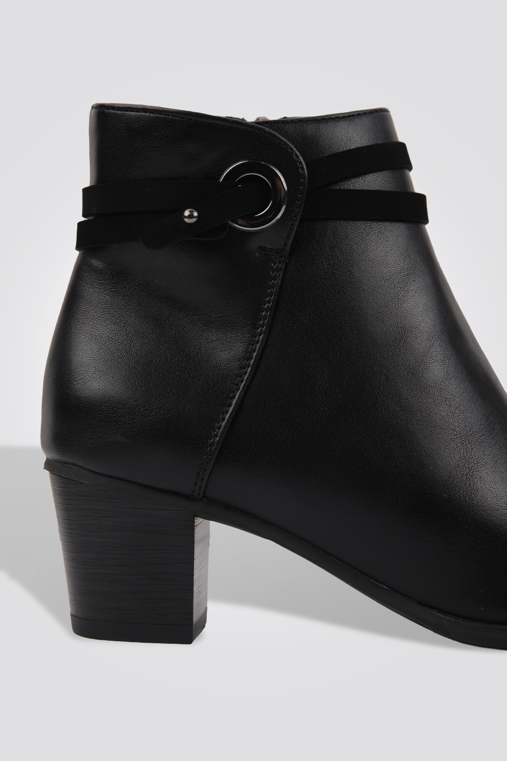 LADY COMFORT - מגפון לנשים עם רצועה כפולה בצבע שחור - MASHBIR//365