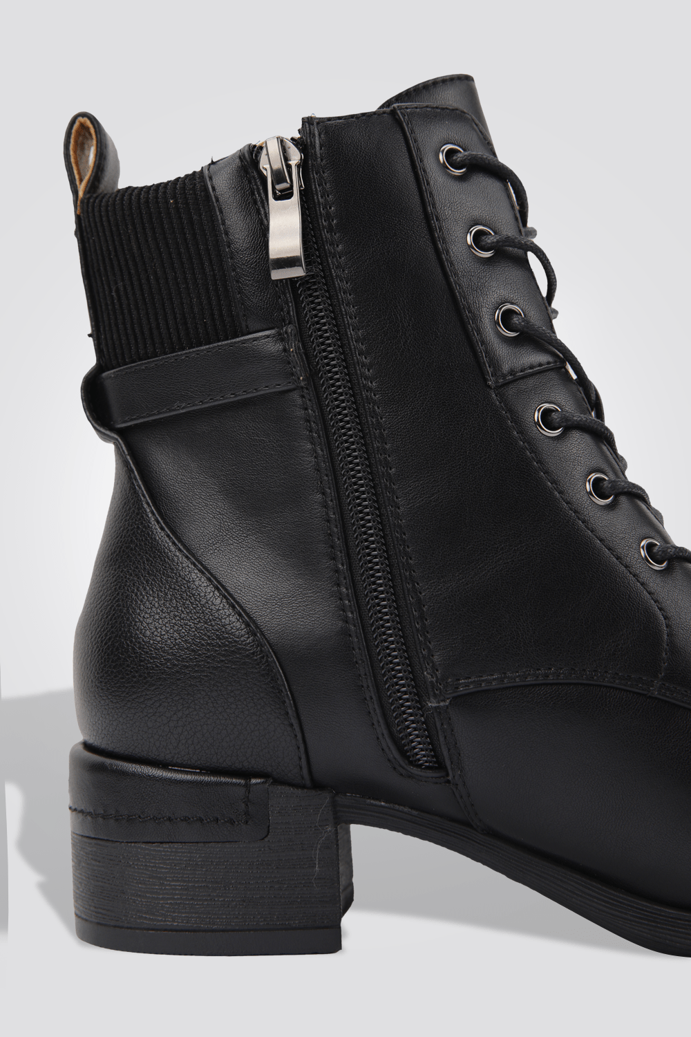 LADY COMFORT - מגפון לנשים עם שרוכים בצבע שחור - MASHBIR//365