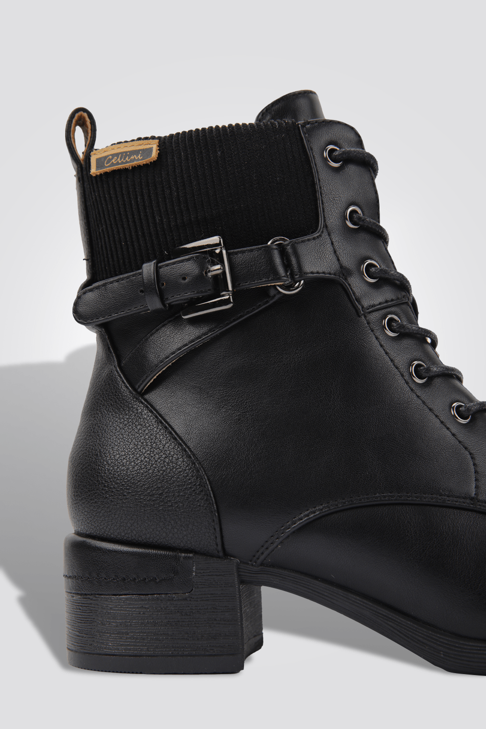 LADY COMFORT - מגפון לנשים עם שרוכים בצבע שחור - MASHBIR//365