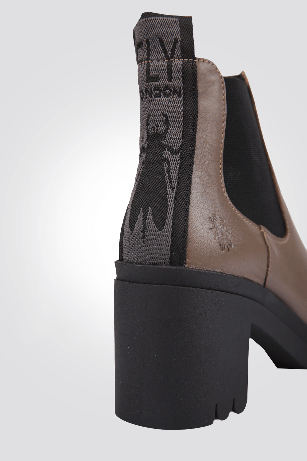 FLY LONDON - מגפון צ'לסי עקב בצבע בז' - MASHBIR//365