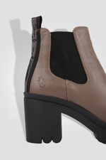 FLY LONDON - מגפון צ'לסי עקב בצבע בז' - MASHBIR//365