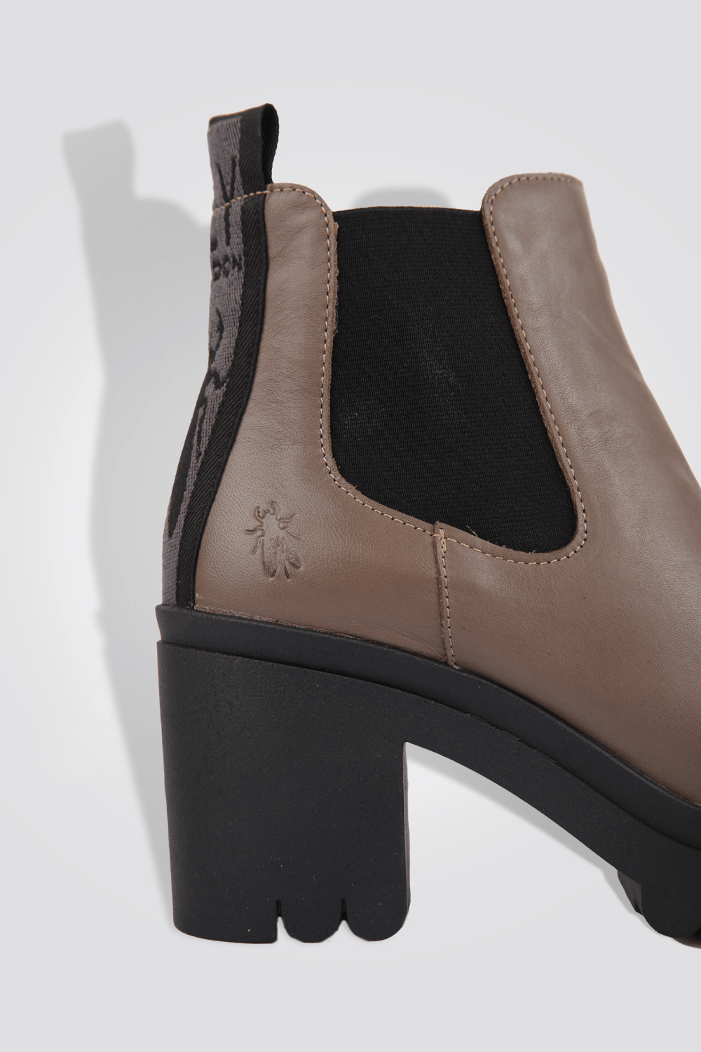 FLY LONDON - מגפון צ'לסי עקב בצבע בז' - MASHBIR//365