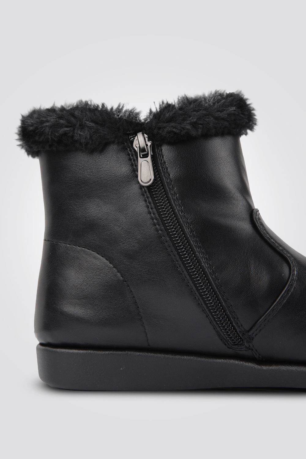 LADY COMFORT - מגפונים לנשים דמוי פרווה בצבע שחור - MASHBIR//365