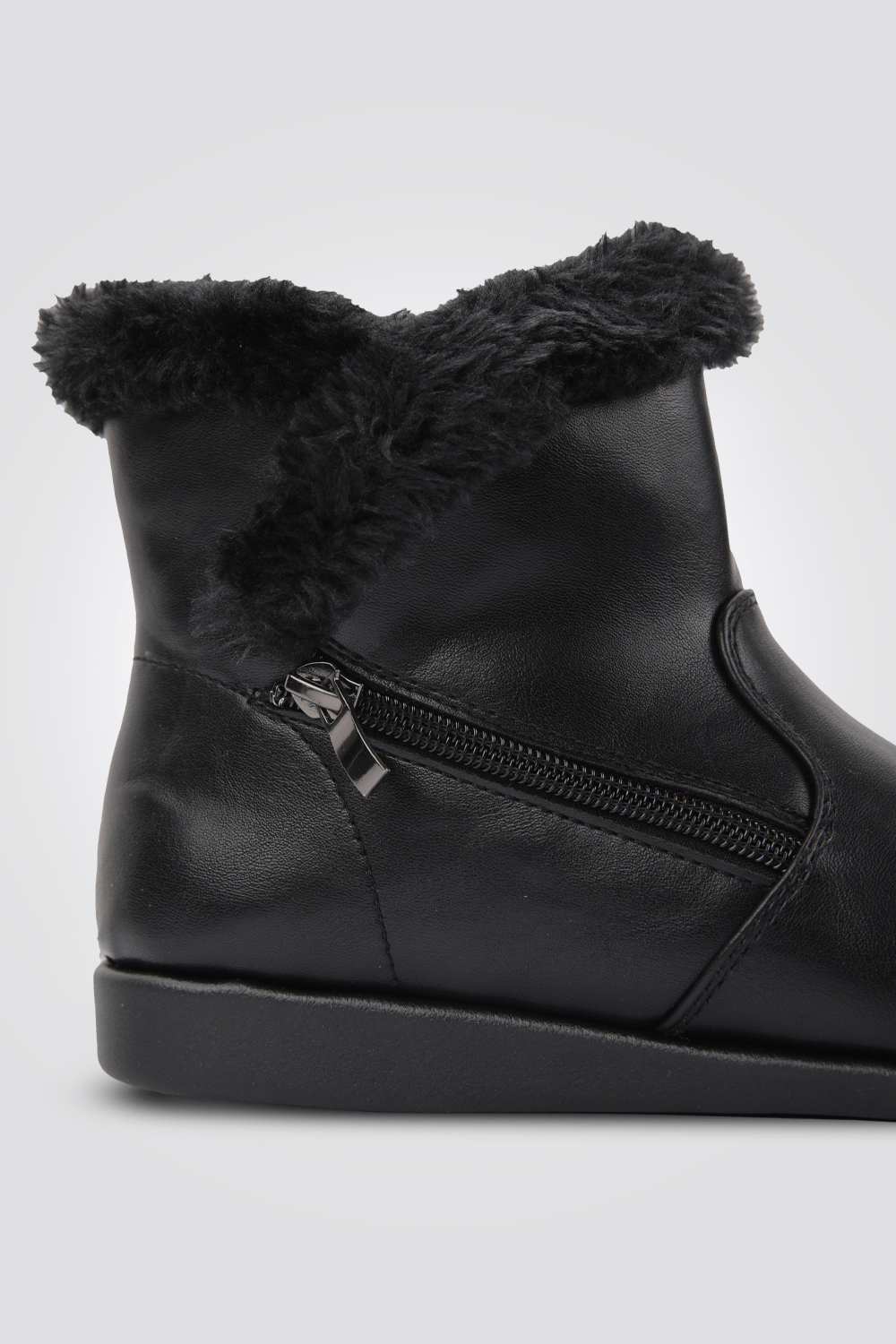 LADY COMFORT - מגפונים לנשים דמוי פרווה בצבע שחור - MASHBIR//365