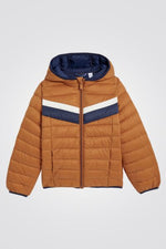 OKAIDI - מעיל ילדים פוך נילון עם קאפושון בצבע קאמל עם פס כחול בחזה וביטנה כחולה - MASHBIR//365