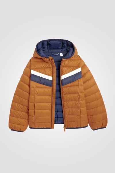 OKAIDI - מעיל ילדים פוך נילון עם קאפושון בצבע קאמל עם פס כחול בחזה וביטנה כחולה - MASHBIR//365