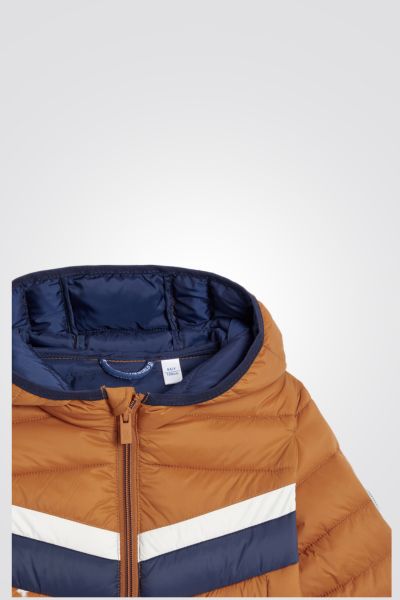 OKAIDI - מעיל ילדים פוך נילון עם קאפושון בצבע קאמל עם פס כחול בחזה וביטנה כחולה - MASHBIR//365