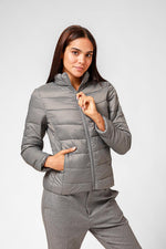 KENNETH COLE - מעיל ניילון לאישה עם קפלים בצבע אפור - MASHBIR//365