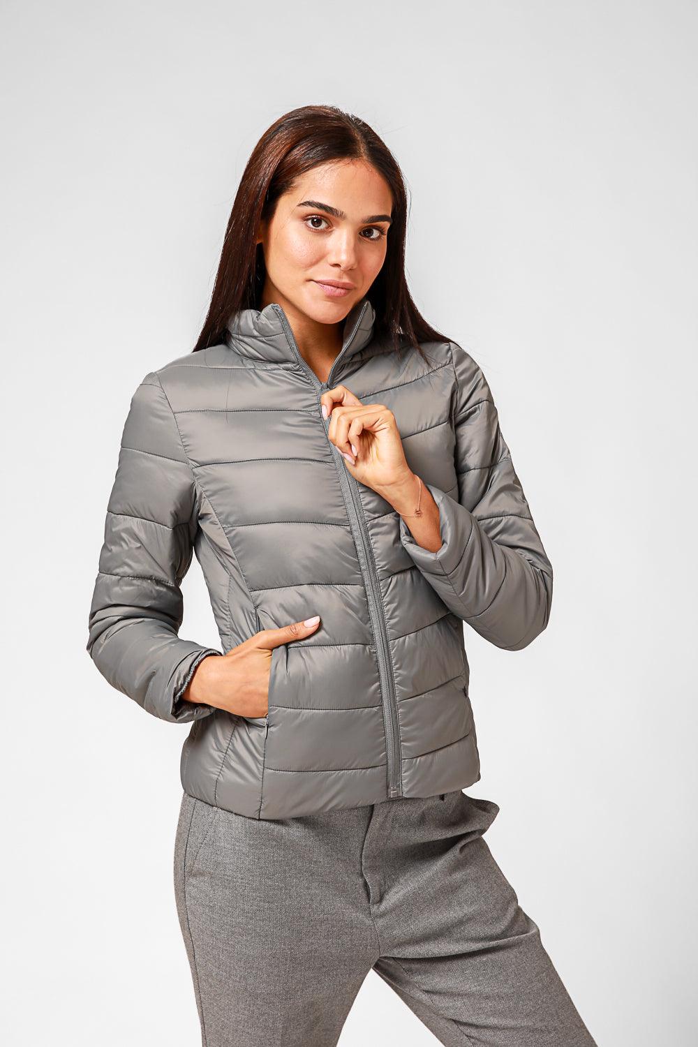 KENNETH COLE - מעיל ניילון לאישה עם קפלים בצבע אפור - MASHBIR//365