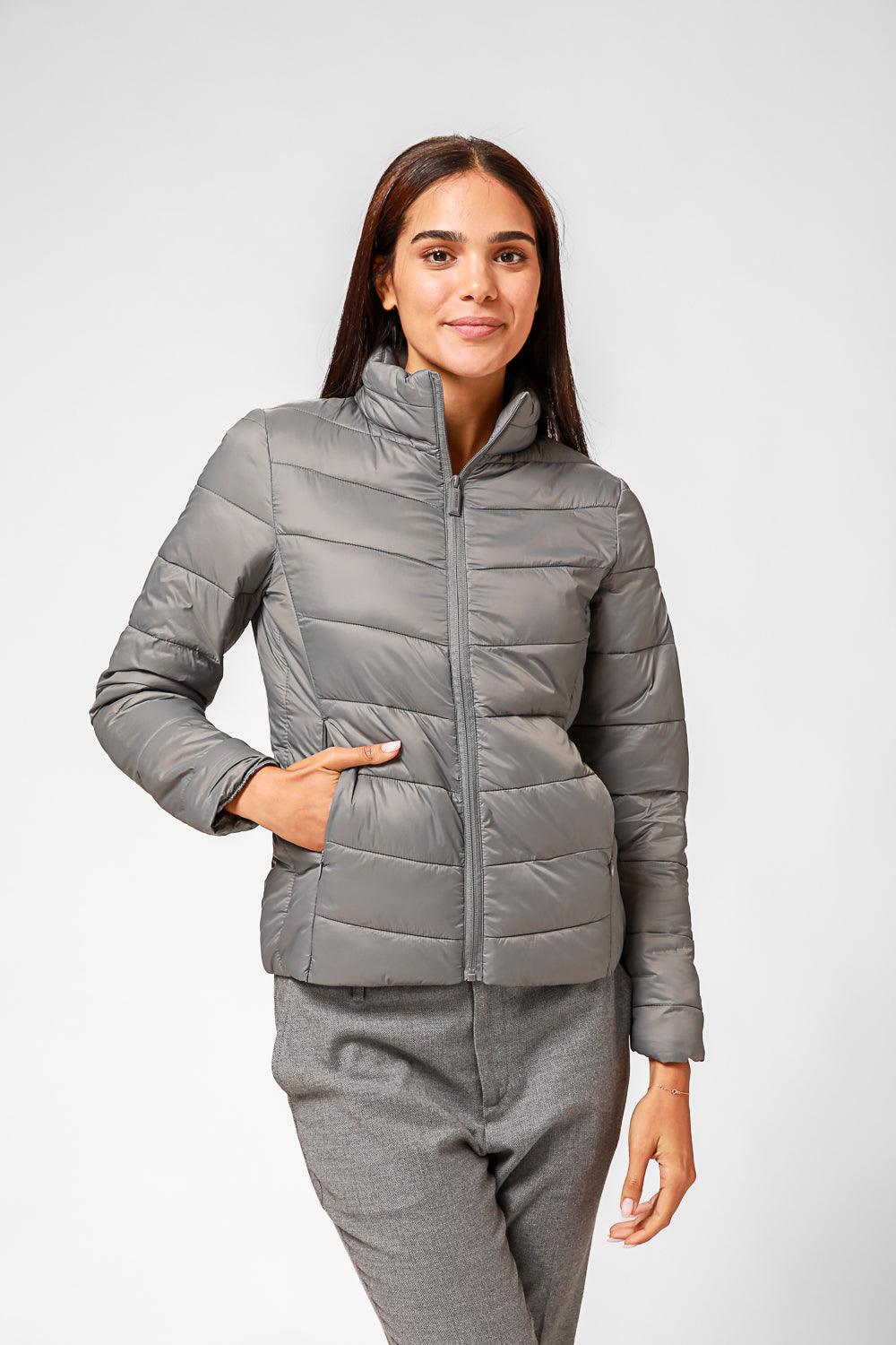 KENNETH COLE - מעיל ניילון לאישה עם קפלים בצבע אפור - MASHBIR//365