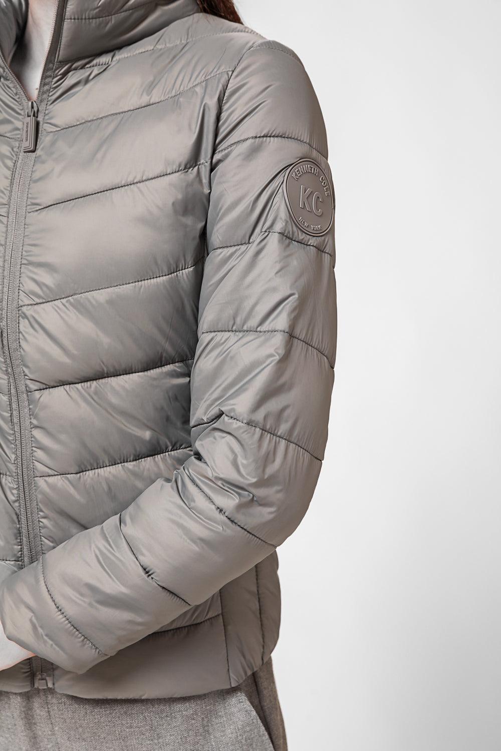KENNETH COLE - מעיל ניילון לאישה עם קפלים בצבע אפור - MASHBIR//365