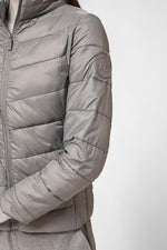 KENNETH COLE - מעיל ניילון לאישה עם קפלים בצבע אפור - MASHBIR//365