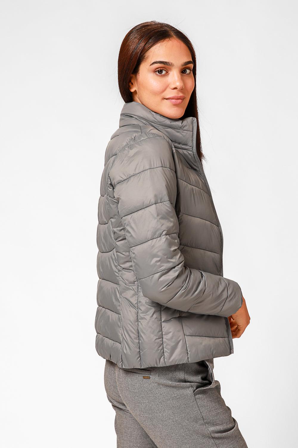 KENNETH COLE - מעיל ניילון לאישה עם קפלים בצבע אפור - MASHBIR//365