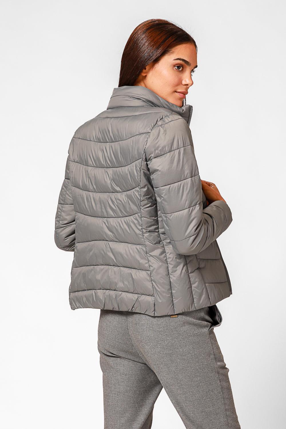 KENNETH COLE - מעיל ניילון לאישה עם קפלים בצבע אפור - MASHBIR//365