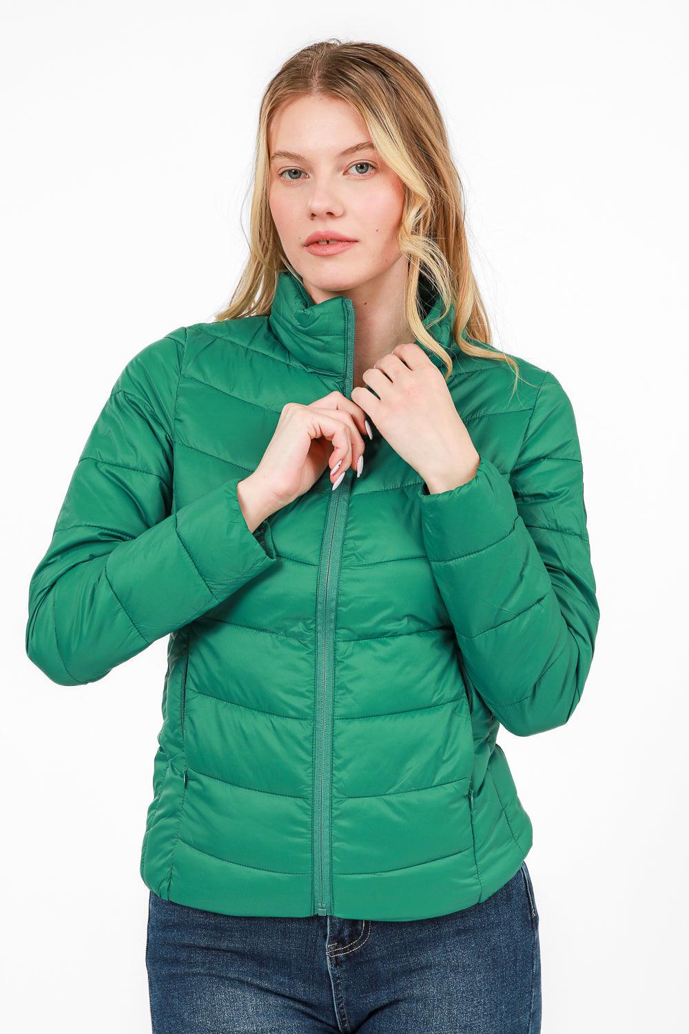 KENNETH COLE - מעיל ניילון לאישה עם קפלים בצבע ירוק - MASHBIR//365