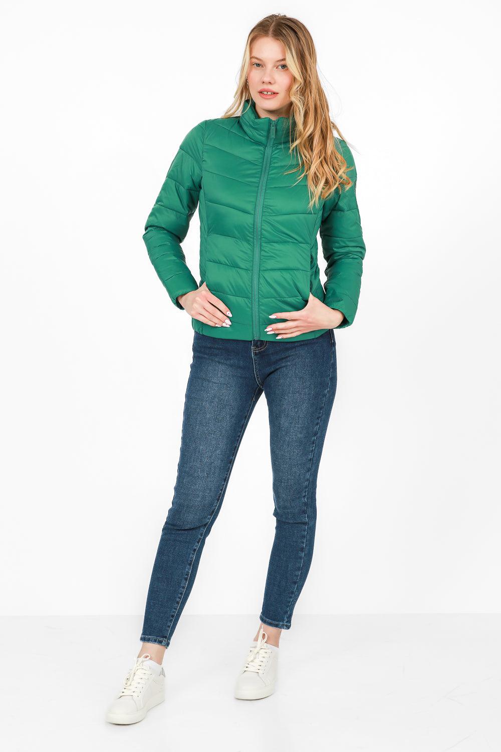 KENNETH COLE - מעיל ניילון לאישה עם קפלים בצבע ירוק - MASHBIR//365