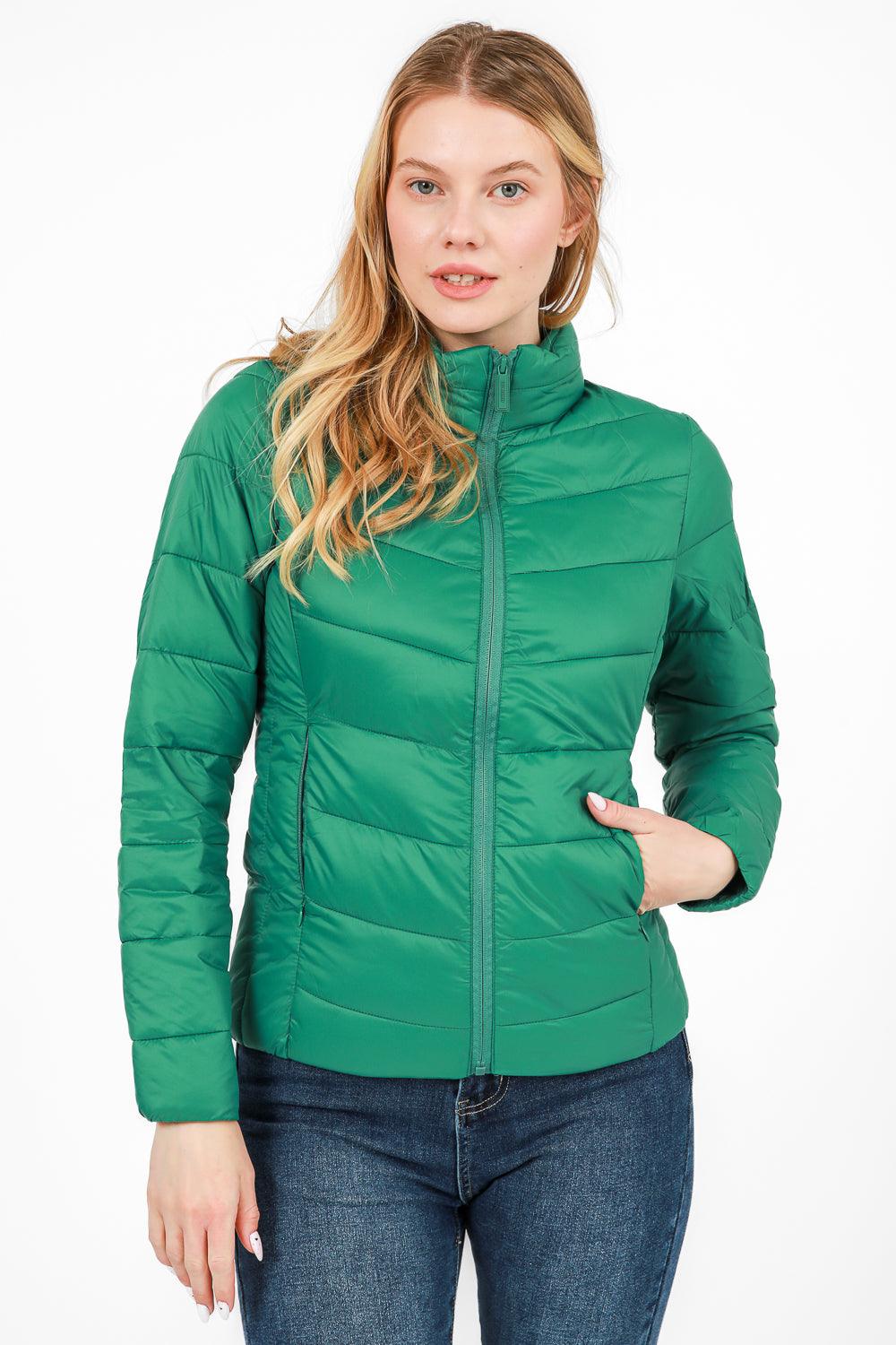 KENNETH COLE - מעיל ניילון לאישה עם קפלים בצבע ירוק - MASHBIR//365