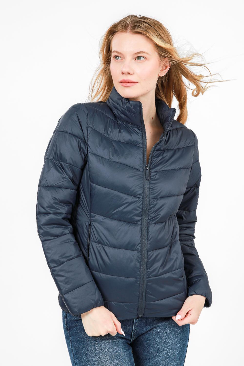 KENNETH COLE - מעיל ניילון לאישה עם קפלים בצבע נייבי - MASHBIR//365