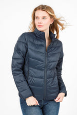 KENNETH COLE - מעיל ניילון לאישה עם קפלים בצבע נייבי - MASHBIR//365