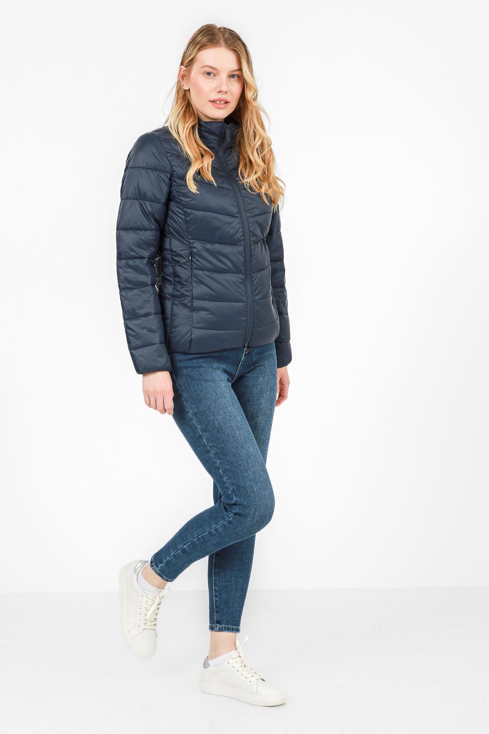 KENNETH COLE - מעיל ניילון לאישה עם קפלים בצבע נייבי - MASHBIR//365