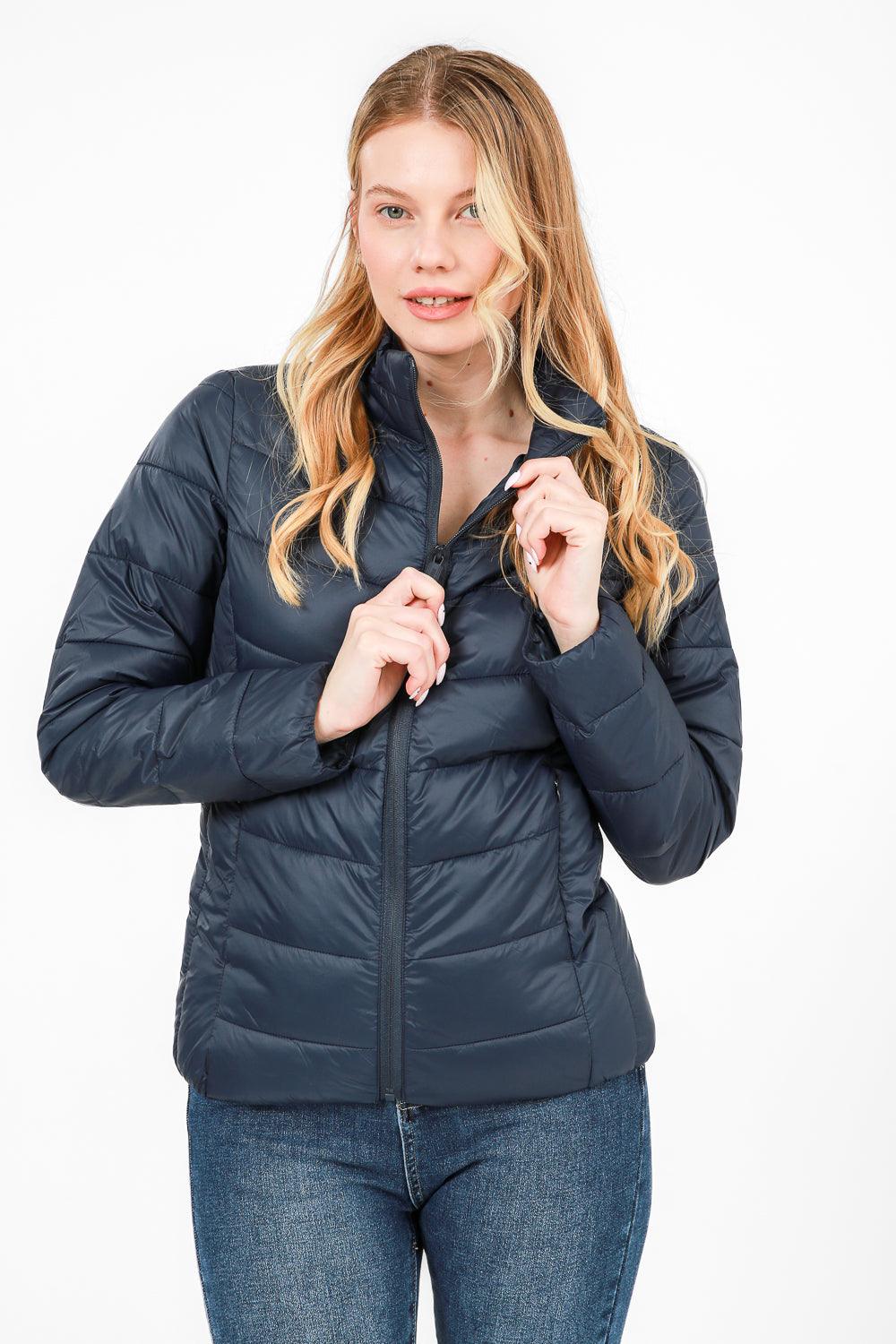 KENNETH COLE - מעיל ניילון לאישה עם קפלים בצבע נייבי - MASHBIR//365