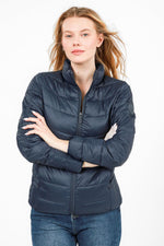 KENNETH COLE - מעיל ניילון לאישה עם קפלים בצבע נייבי - MASHBIR//365