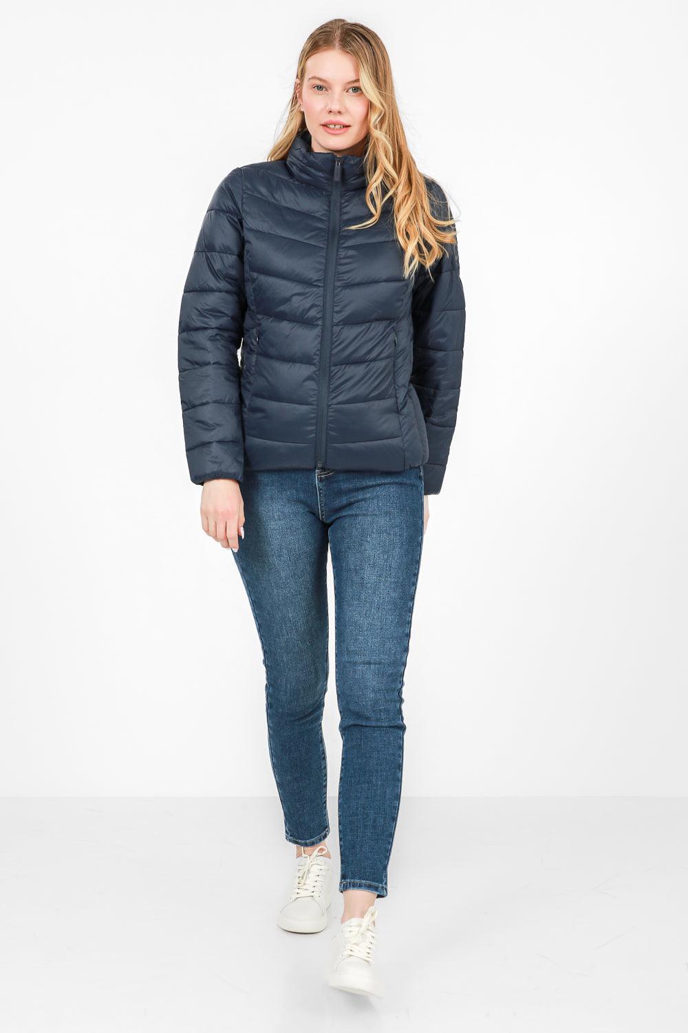 KENNETH COLE - מעיל ניילון לאישה עם קפלים בצבע נייבי - MASHBIR//365