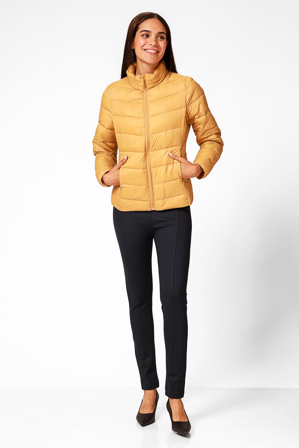 KENNETH COLE - מעיל ניילון לאישה עם קפלים בצבע חרדל - MASHBIR//365