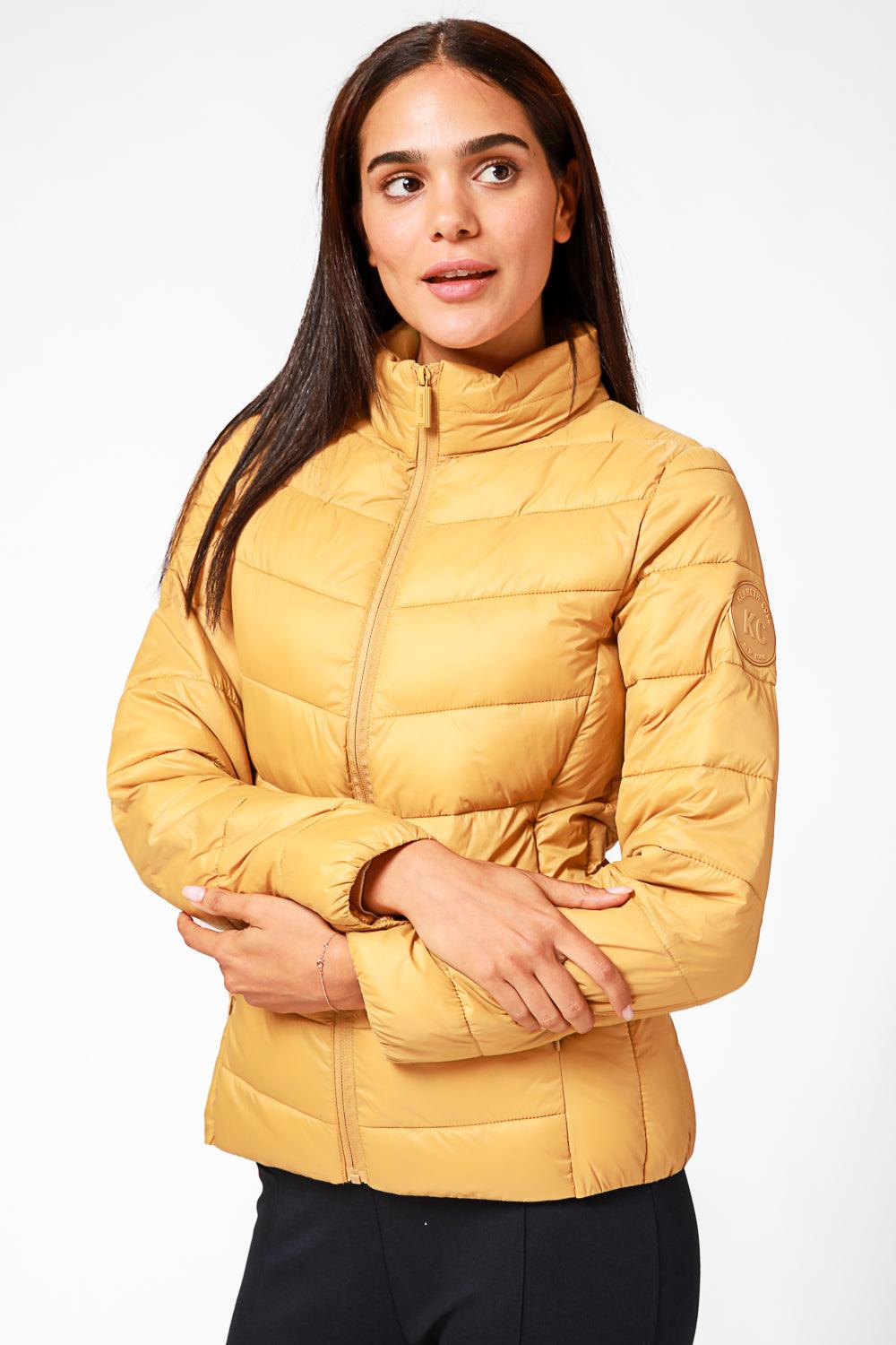 KENNETH COLE - מעיל ניילון לאישה עם קפלים בצבע חרדל - MASHBIR//365