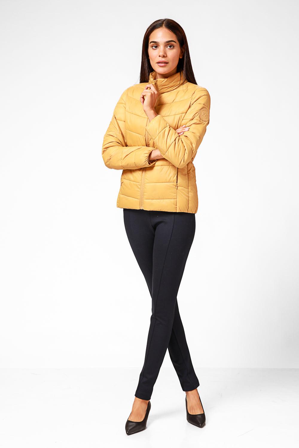 KENNETH COLE - מעיל ניילון לאישה עם קפלים בצבע חרדל - MASHBIR//365