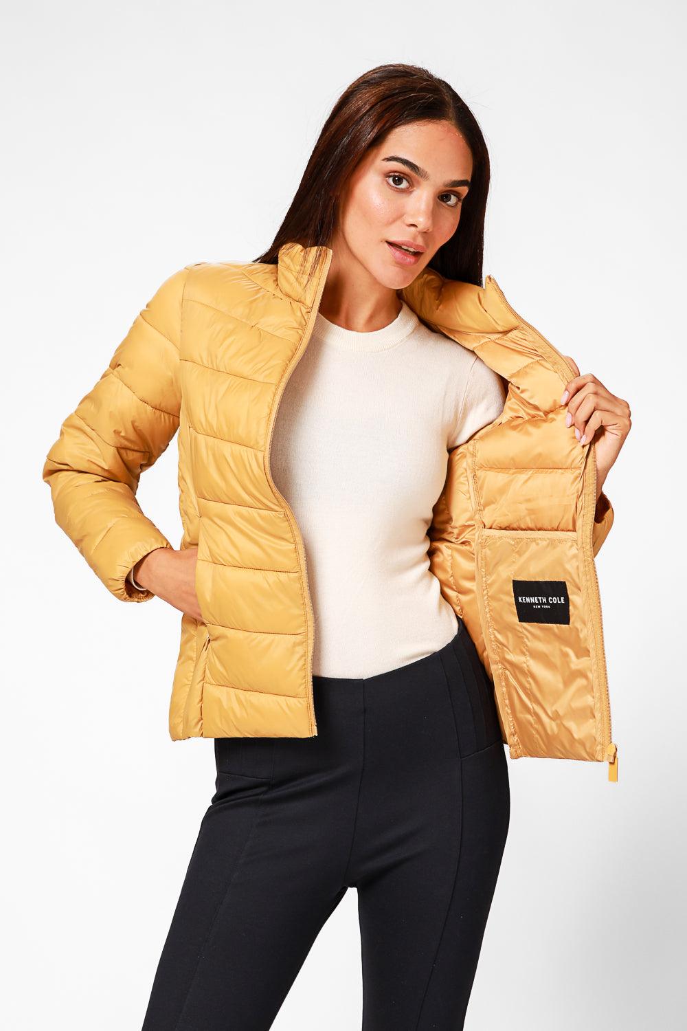 KENNETH COLE - מעיל ניילון לאישה עם קפלים בצבע חרדל - MASHBIR//365