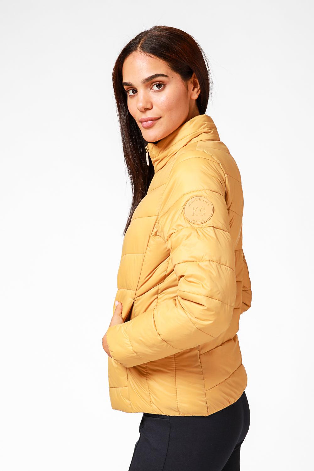 KENNETH COLE - מעיל ניילון לאישה עם קפלים בצבע חרדל - MASHBIR//365