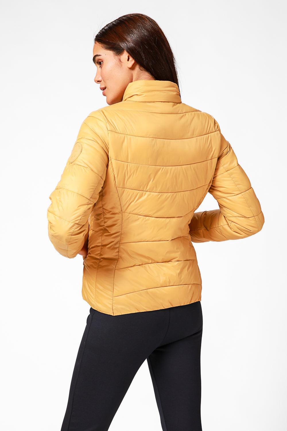 KENNETH COLE - מעיל ניילון לאישה עם קפלים בצבע חרדל - MASHBIR//365