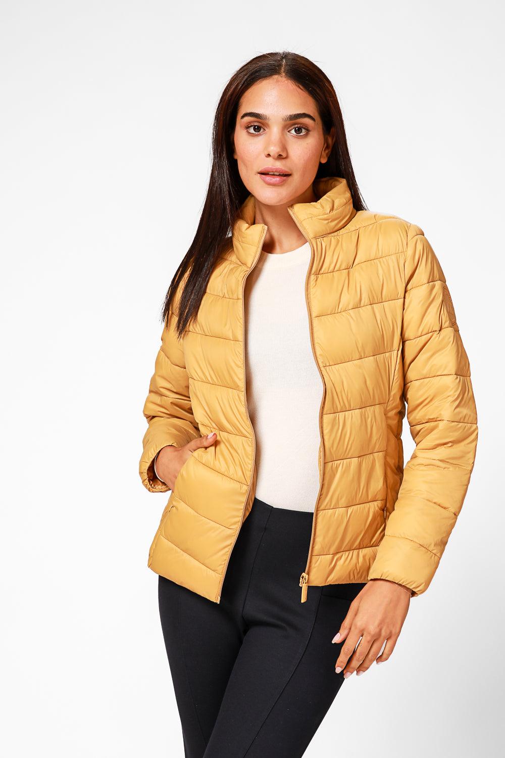 KENNETH COLE - מעיל ניילון לאישה עם קפלים בצבע חרדל - MASHBIR//365