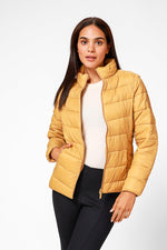 KENNETH COLE - מעיל ניילון לאישה עם קפלים בצבע חרדל - MASHBIR//365