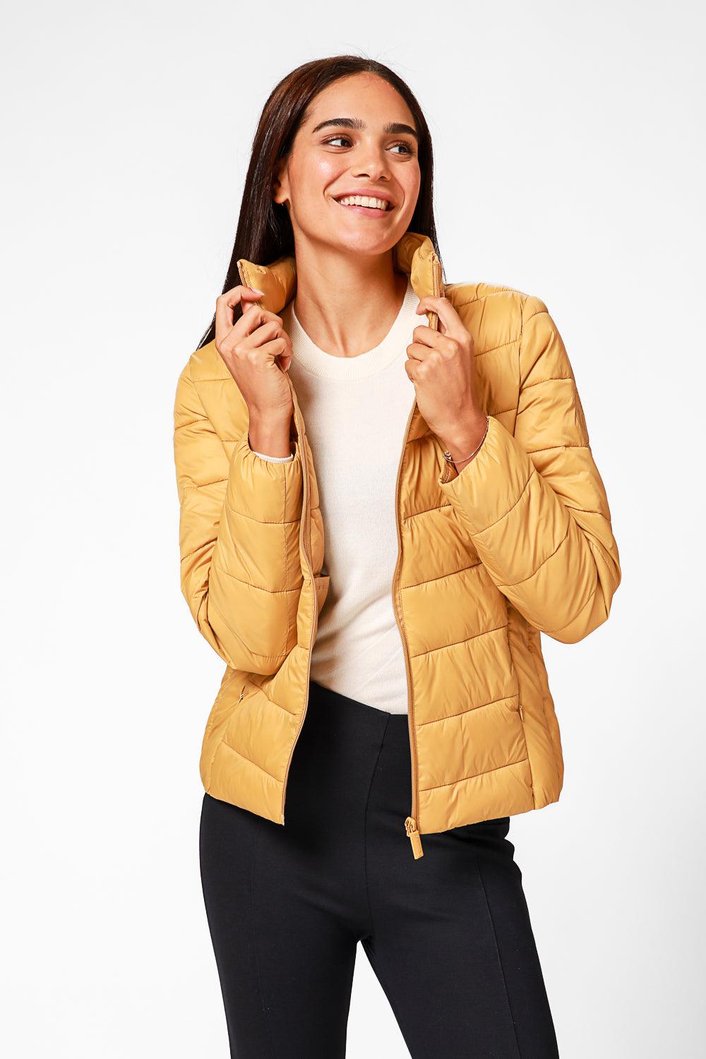 KENNETH COLE - מעיל ניילון לאישה עם קפלים בצבע חרדל - MASHBIR//365