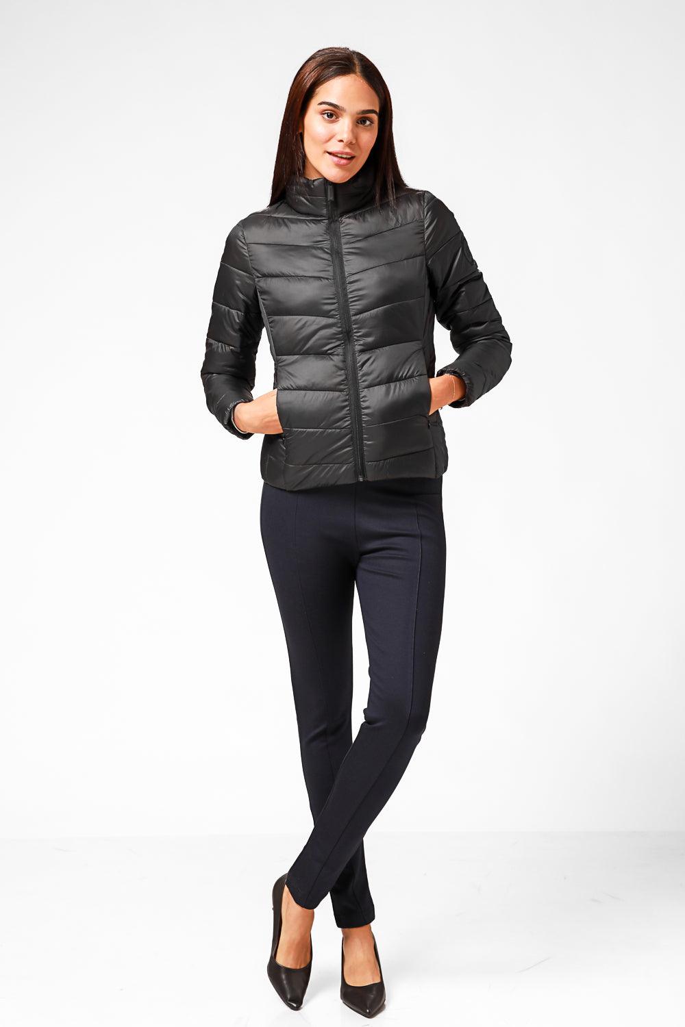 KENNETH COLE - מעיל ניילון לאישה עם קפלים בצבע שחור - MASHBIR//365