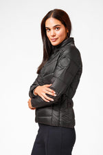 KENNETH COLE - מעיל ניילון לאישה עם קפלים בצבע שחור - MASHBIR//365