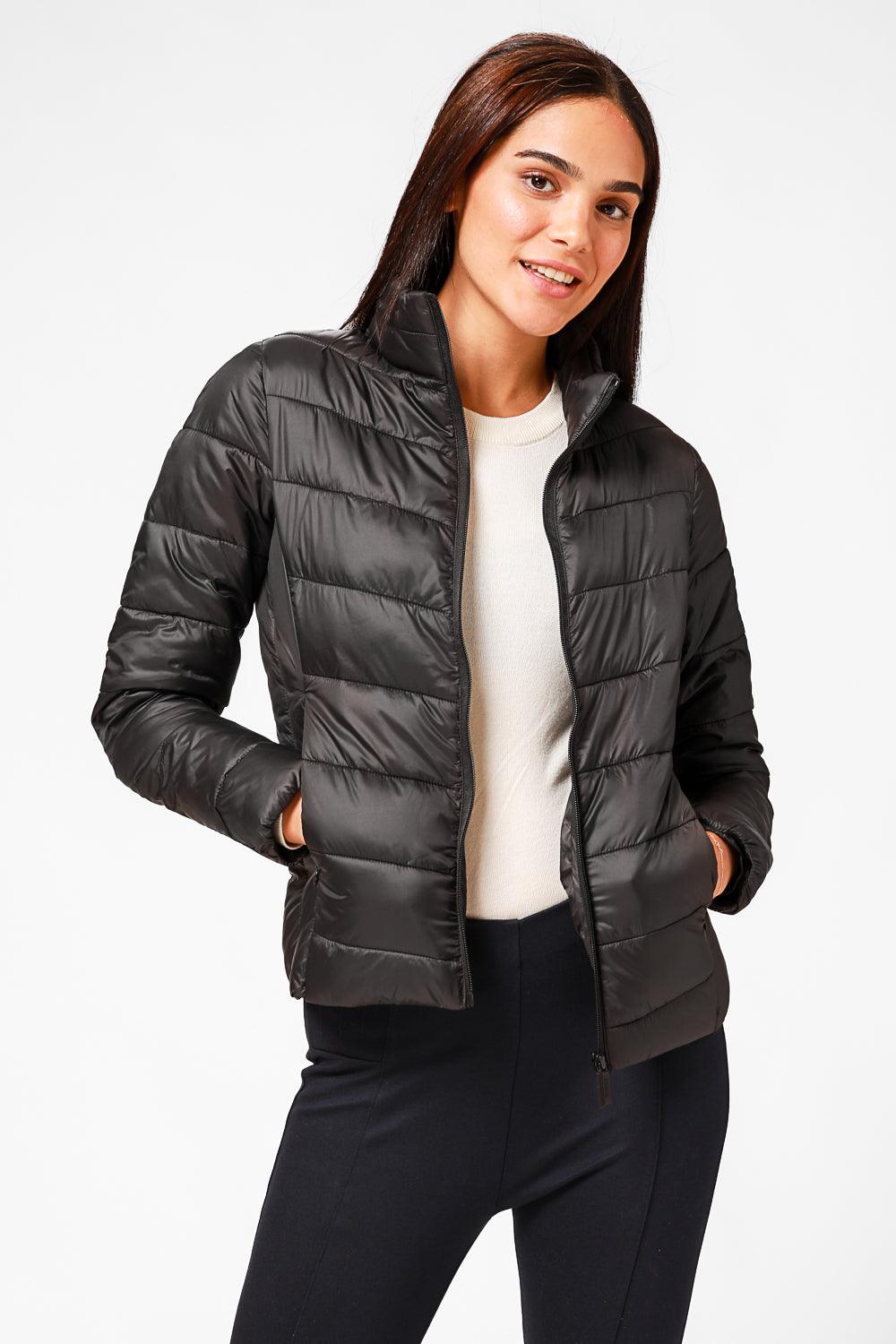 KENNETH COLE - מעיל ניילון לאישה עם קפלים בצבע שחור - MASHBIR//365