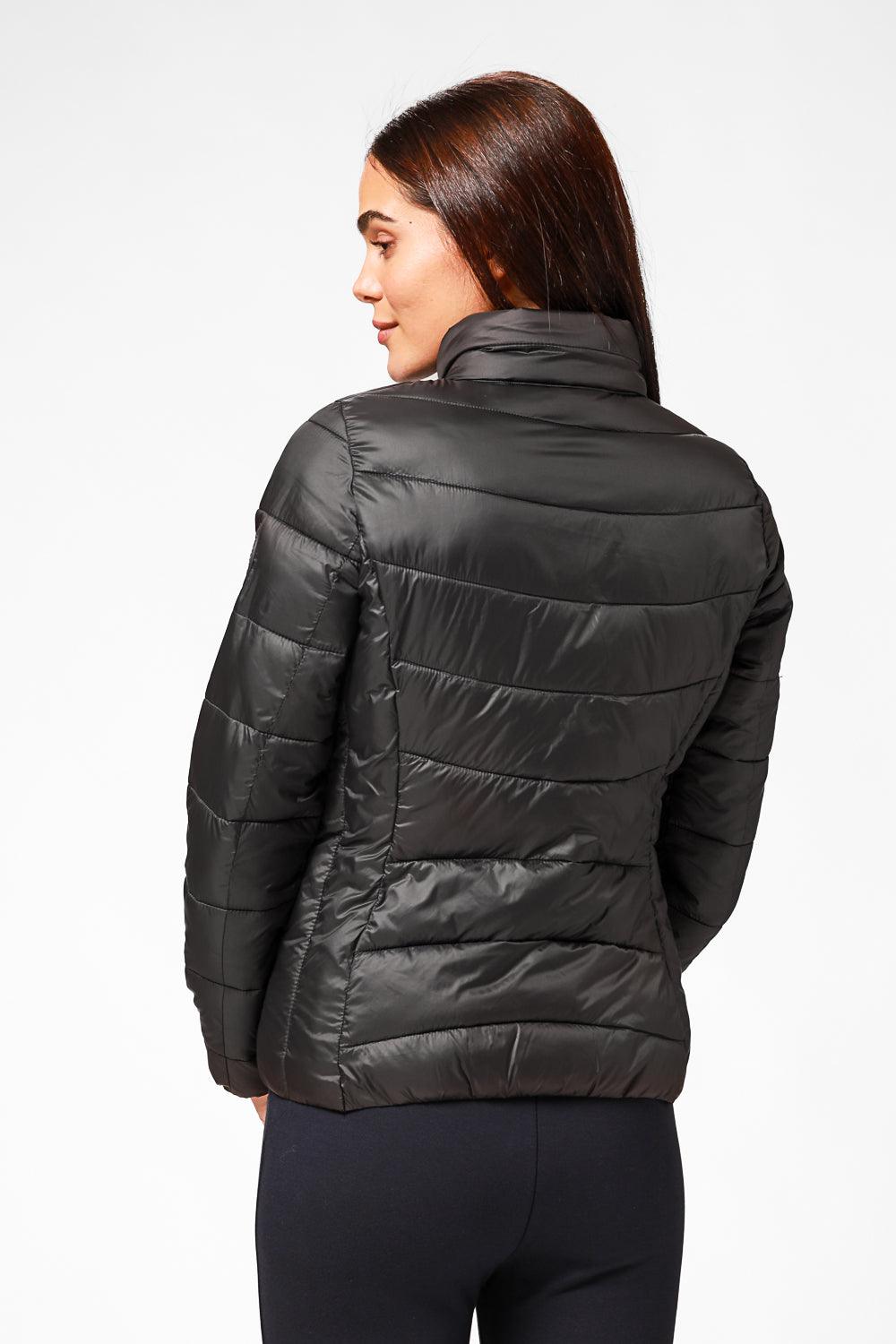 KENNETH COLE - מעיל ניילון לאישה עם קפלים בצבע שחור - MASHBIR//365