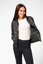 KENNETH COLE - מעיל ניילון לאישה עם קפלים בצבע שחור - MASHBIR//365