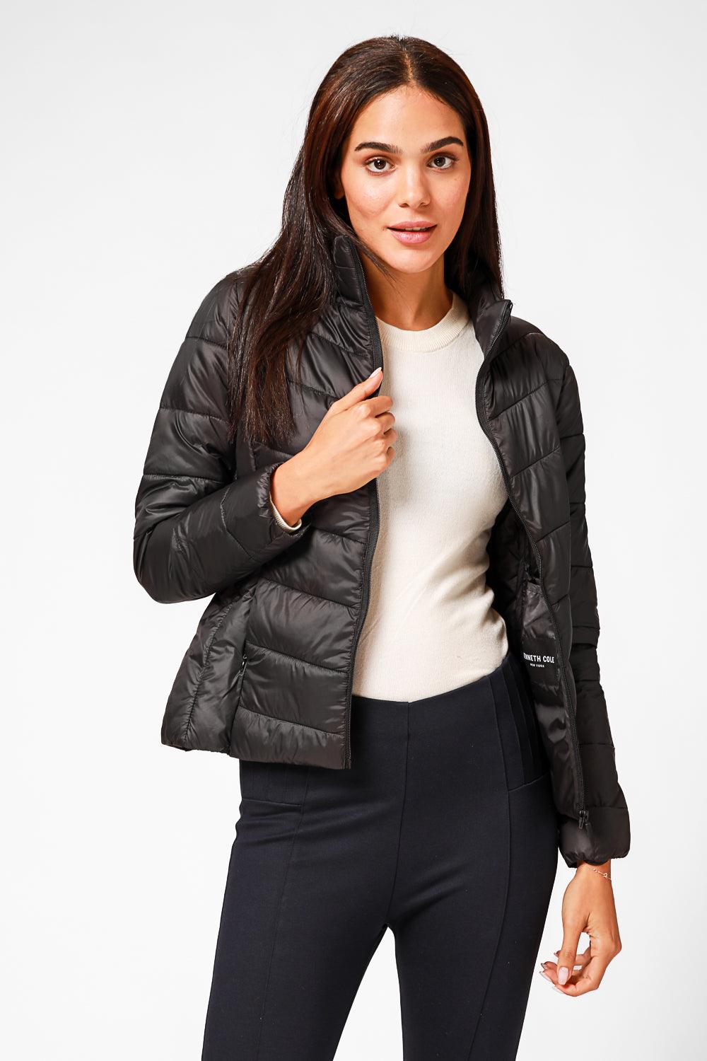 KENNETH COLE - מעיל ניילון לאישה עם קפלים בצבע שחור - MASHBIR//365