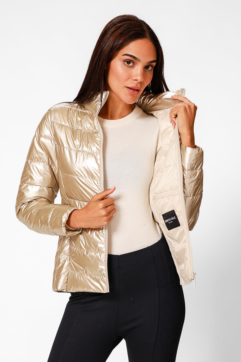 KENNETH COLE - מעיל ניילון לאישה עם קפלים בצבע זהב - MASHBIR//365