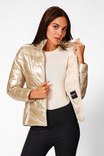 KENNETH COLE - מעיל ניילון לאישה עם קפלים בצבע זהב - MASHBIR//365