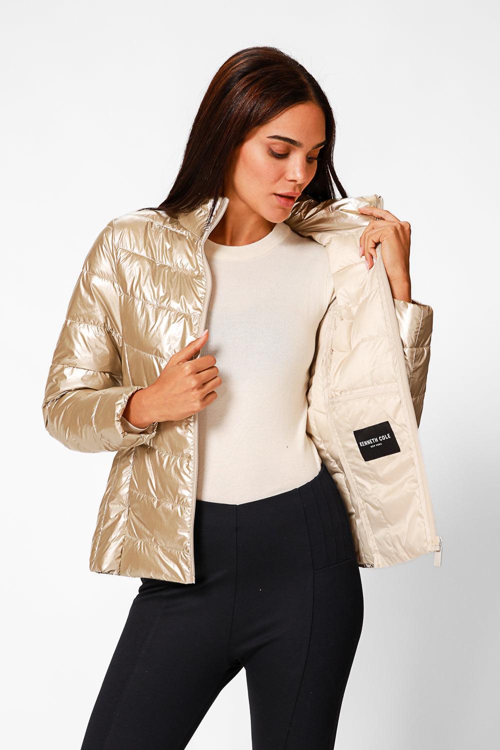KENNETH COLE - מעיל ניילון לאישה עם קפלים בצבע זהב - MASHBIR//365