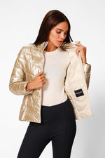 KENNETH COLE - מעיל ניילון לאישה עם קפלים בצבע זהב - MASHBIR//365