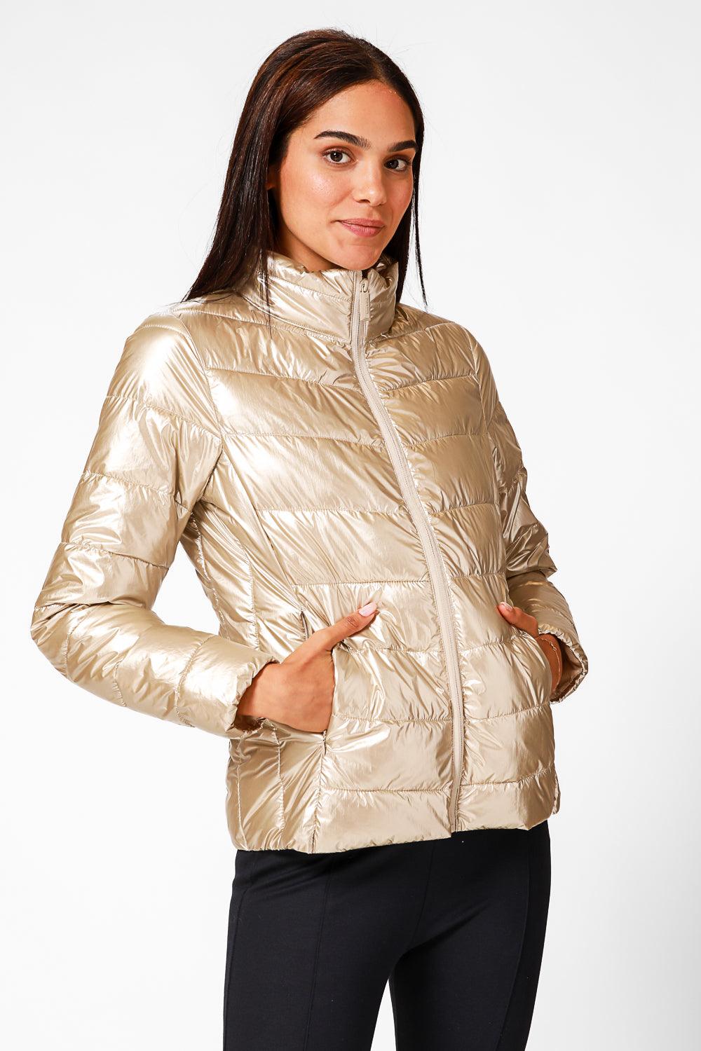 KENNETH COLE - מעיל ניילון לאישה עם קפלים בצבע זהב - MASHBIR//365