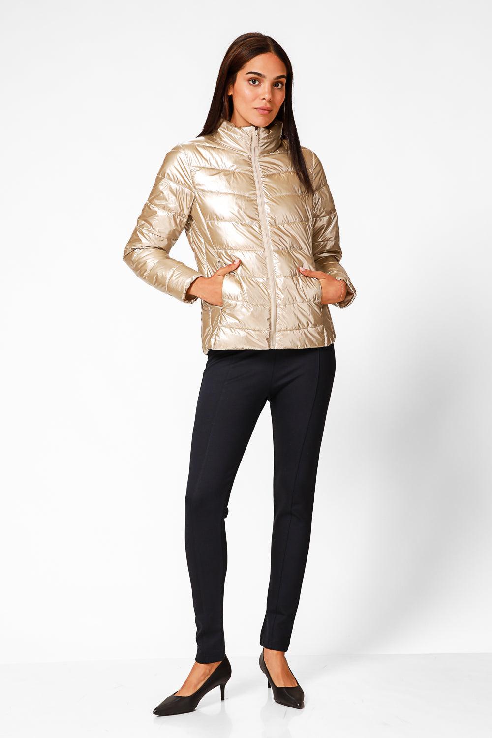 KENNETH COLE - מעיל ניילון לאישה עם קפלים בצבע זהב - MASHBIR//365