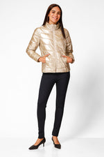 KENNETH COLE - מעיל ניילון לאישה עם קפלים בצבע זהב - MASHBIR//365