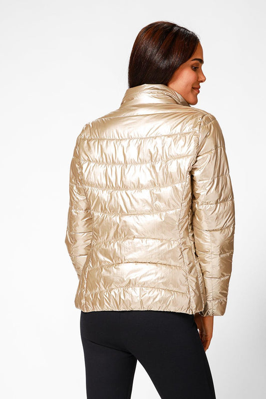 KENNETH COLE - מעיל ניילון לאישה עם קפלים בצבע זהב - MASHBIR//365